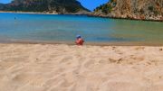 Voidokilia plaža beba se igra Greece Peloponnese Voidokilia beach shallow waters